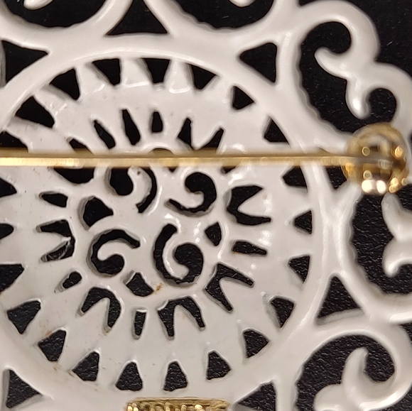 Vintage Monet Signed White Enamel Round Pin - Picture 6 of 7